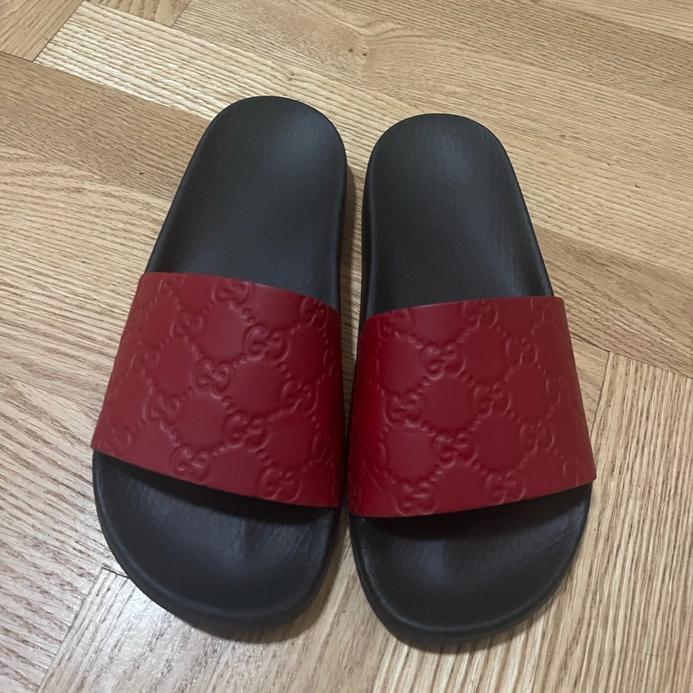 100% authentic Gucci slides. Like new condition!